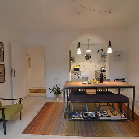 Embassy Of Industry + Free Parking شقة *